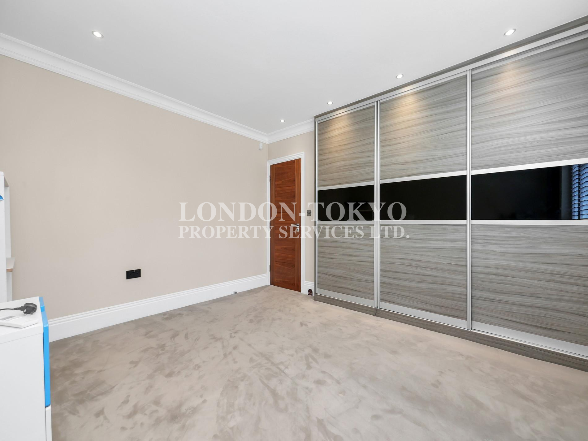 Wentworth Avenue 
 N3  :: London-Tokyo Property Service